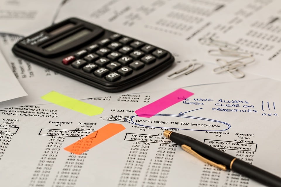 Uitspraak: Accountant geschorst na opzettelijk onjuiste belastingaangifte in te dienen op verzoek van klant